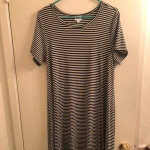 ✨✨Dark Green and Cream Carly, LuLaRoe, size M✨✨